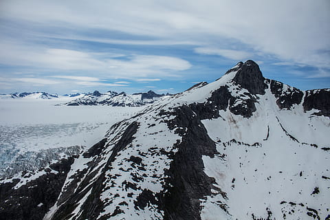 montaña gris, naturaleza, montaña, al aire libre, hielo, nieve, glaciar, cordillera, pico, cuesta abajo, invierno, Deportes, Snowboarding, deporte, avalancha, desierto, iceberg, esquí, actividades de ocio, aventuras, meseta, temperatura fría, belleza en la naturaleza, paisajes - naturaleza, cielo, nube - cielo, Montaña cubierta de nieve, escena tranquila, tranquilidad, escena no urbana, ambiente, día, el color blanco, idílico, nadie, clima extremo, pico de la montaña, 5K, CC0, dominio público, libre de derechos