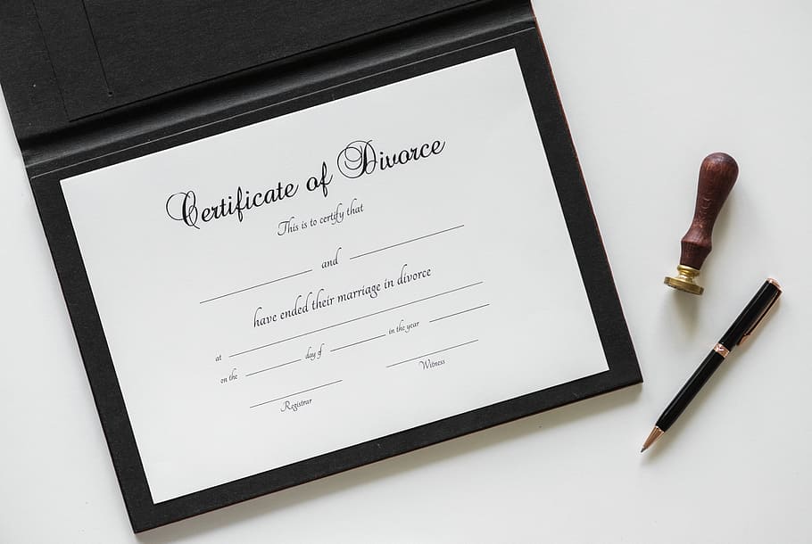 acord, aplicació, trencar, certificat, certificació, conflicte, contractar, parella, decisió, desesperació, divorci, document, final, família, pis pla, flatlay, forma, marit, aïllat, aïllats en blanc, Llei, sortir, lega, bolígraf, a l'interior, paper, text, escriptura a mà, tir de l'estudi, cap gent, instrument d’escriptura, comunicació, guió occidental, fons blanc, ploma estilogràfica, primer pla, vista d’angle alt, escriure, bloc de notes, celebració, recordatori, missatge, fer llistes, 2K