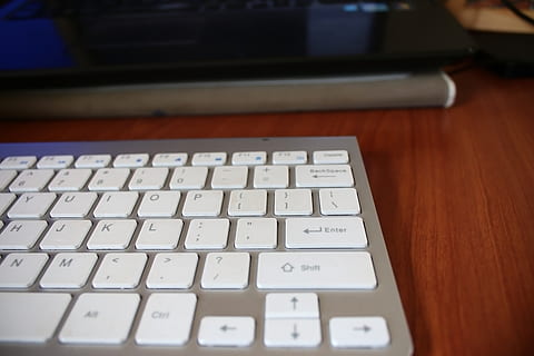 toetsenbord, computer, sleutels, wit, hout, bureau, typen, type, fonts, invoer, communicatie, computerapparatuur, binnenshuis, technologie, Draadloze technologie, verbinding, laptop, geen mensen, tafel, tekst, detailopname, computer deel, internet, draagbaar informatie-apparaat, hoge hoekmening, selectieve aandacht, focus op de voorgrond, computer sleutel, 5K, CC0, publiek domein, royaltyvrij