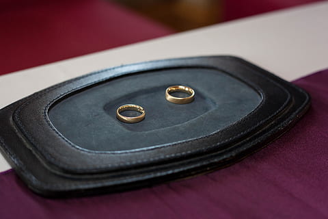 Ring, Hochzeit, Anzeige, drinnen, Nahansicht, keine Leute, einzelnes Objekt, Technologie, High Angle View, zwei Objekte, Studioaufnahme, Fokus auf den Vordergrund, Kunst, Kultur und Unterhaltung, selektiver Fokus, Tabelle, Verbindung, medizinisches Instrument, schwarze Farbe, Geometrische Figur, medizinische Ausrüstung, Schmuck, Stethoskop, 5K, CC0, gemeinfrei, lizenzfrei