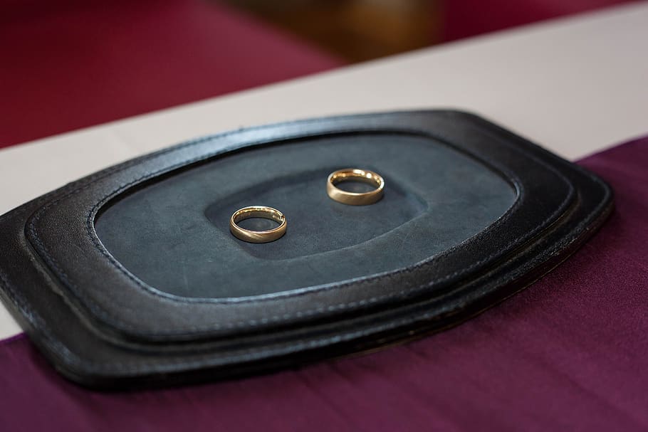 Ring, Hochzeit, Anzeige, drinnen, Nahansicht, keine Leute, einzelnes Objekt, Technologie, High Angle View, zwei Objekte, Studioaufnahme, Fokus auf den Vordergrund, Kunst, Kultur und Unterhaltung, selektiver Fokus, Tabelle, Verbindung, medizinisches Instrument, schwarze Farbe, Geometrische Figur, medizinische Ausrüstung, Schmuck, Stethoskop, 5K