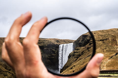 selectiu, focalitzar la fotografia, cascades, vista, focus, perspectiva, anell, filtrar, cascada, skogafoss, Islandia, aigua, riu, referència, famós, paisatge, a l'aire lliure, fora, cau, mà humana, mà, part del cos humà, una persona, celebració, naturalesa, enfocament selectiu, adult, primer pla, cel, part del cos, núvol - cel, dia, dit, forma, muntanya, mig adult, joieria, 5K, CC0, domini públic, lliure de regalies