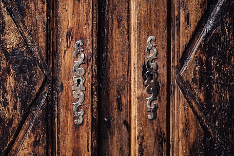 hollandsk-inspireret hjem, indre, indretning, værelse, hjem, stue, tilbehør, Scandi, skandinavisk, dekorationer, detaljer, indendørs, hollandske, hus, træ - materiale, metal, ingen mennesker, tæt på, fuld ramme, Brun, baggrunde, dør, indgang, gammel, tekstureret, træ, rusten, lænke, sikkerhed, beskyttelse, låse, dag, trækorn, udsmykkede, 4K