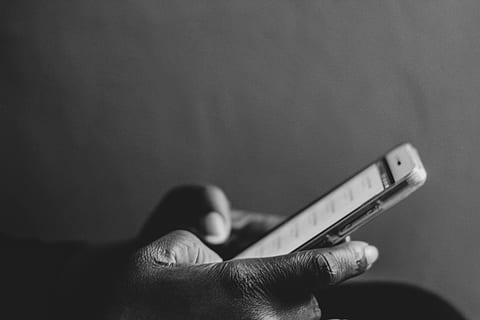 persona che utilizza smartphone, bianco e nero, cellulare, comunicazione, contemporaneo, dispositivo, Telefono, portatile, schermo, smartphone, touch screen, detenzione, una persona, tecnologia wireless, mano umana, mano, parte del corpo umano, smart phone, in casa, dispositivo di informazione portatile, concentrarsi sulle conoscenze acquisite, avvicinamento, tecnologia, parte del corpo, connessione, persona irriconoscibile, persone reali, stili di vita, dito, 5K, CC0, dominio pubblico, privo di copyright