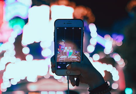Macau, telèfon intel·ligent, dispositiu d’informació portàtil, telèfon mòbil, tecnologia sense fils, comunicació, tecnologia, pantalla, connexió, mà humana, temes de fotografia, part del cos humà, mà, fotografiar, primer pla, celebració, il·luminat, telèfon, activitat, centrar-se en primer pla, pantalla del dispositiu, a l'aire lliure, visor digital, 4K, CC0, domini públic, lliure de regalies