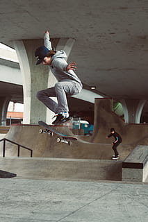 selectivo, fotografía de enfoque, hombre, equitación, patineta, patada, dar la vuelta, acción, divertido, saltando, movimiento, persona, rampa, patinar, patinador, habilidad, longitud total, gente real, aire, una persona, equilibrar, arquitectura, truco, estructura construida, actividad de ocio, Deportes extremos, Parque de patinaje, hombres, estilos de vida, equipo deportivo, vitalidad, al aire libre, 4K, CC0, dominio público, libre de derechos