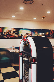 Jukebox desactivat, a l'interior, il·luminat, cap gent, sostre, equips d’il·luminació, centrar-se en primer pla, absència, tecnologia, arquitectura, primer pla, natura morta, col · lecció, enfocament selectiu, seient, llum elèctrica, taula, menjar i beguda, transport, buit, relaxació, luxe, 5K, CC0, domini públic, lliure de regalies