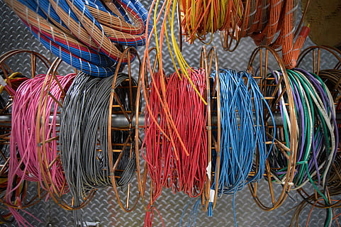 fili, bobine, cavo, connessione, tecnologia, comunicazione, multicolore, Internet, rete di computer, cavo del computer, nessuno, attività commerciale, scelta, computer, corda, attrezzatura, grande gruppo di oggetti, Al dettaglio, tecnologia wireless, metallo, industria, variazione, complessità, server di rete, industria ittica, 2K, CC0, dominio pubblico, privo di copyright