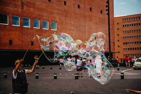home, acrobàcies de bombolles, durant el dia, bombolla, arquitectura, vareta de bombolles, exterior de l'edifici, persones reals, sabó sud, estructura construïda, vulnerabilitat, fragilitat, multicolor, a l'aire, estils de vida, gent, activitat d'oci, dia, ciutat, edifici, bufat, adult, a l'aire lliure, lleuger, 5K, CC0, domini públic, lliure de regalies