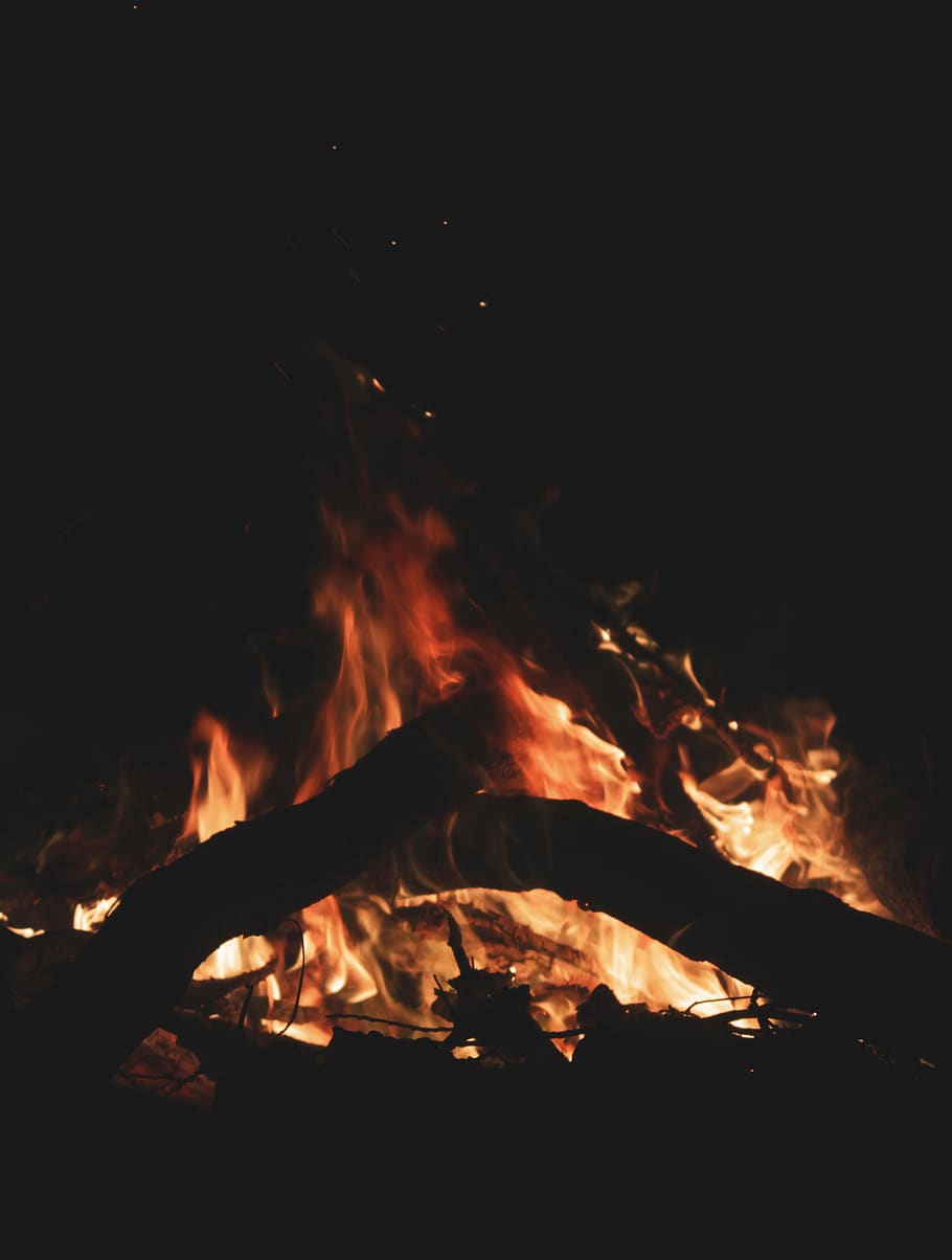 foc, flacără, noapte, întuneric, tabără, uman, persoană, siluetă, aventură, activități de agrement, incendiu de pădure, teren, natură, în aer liber, pustie, promontoriu, Munte, paie, fân, ardere, temperatura - temperatură, foc - fenomen natural, lemn, Buturuga, lemn - material, lemne de foc, nici o persoana, culoare portocalie, mişcare, luminos, a închide, expunere lungă, foc de tabără, 4K