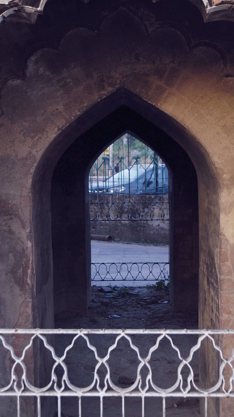 porta, masmorra, Camí, passarel·la, cripta, pissarra, maó, arquejat, arquitectura, edifici, arc, vorera, paviment, llambordes, llosa, torii, jardí, a l'aire lliure, esbrinar, bunker, finestra, estructura construïda, cap gent, dia, a l'interior, història, metall, el passat, seguretat, naturalesa, planta, arbre, vell, ferro forjat, 5K