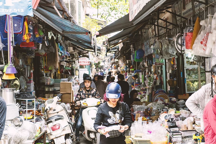 gent, caminar, botigues, persona, humà, roba, casc, mercat, botiga, basar, moto, transport, vehicle, motoneta, vespa, senyora, vietnam street, carrer, menjar de carrer, parada de menjar, comprar, persones reals, Paradeta, elecció, arquitectura, a la venda, venda al detall, estils de vida, persones incidentals, homes, dones, dia, adult, grup de persones, ciutat, exterior de l'edifici, estructura construïda, gran grup d'objectes, variació, a l'aire lliure, visualització al detall, mercat de carrer, venda, 4K