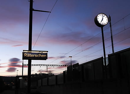 raterschen post, st. Gallerstraße 45, Stadt, Dorf, kanton zürich, Morgen, räterschen, öffentliche verkehrsmittel, verkehr, ov, bahnleitung, Infrastruktur, ortschaft, zug, Reise, elsau, Schweiz, bahnhof, sonnenaufgang, leitung, Himmel, Kommunikation, Zeichen, Text, die Architektur, westliche Schrift, gebaute Struktur, Zeit, Flachwinkelansicht, Uhr, keine Leute, Gebäudehülle, Straße, Sonnenuntergang, Kabel, Elektrizität, Natur, beleuchtet, wolke - himmel, Straßenschild, draußen, 4K, CC0, gemeinfrei, lizenzfrei