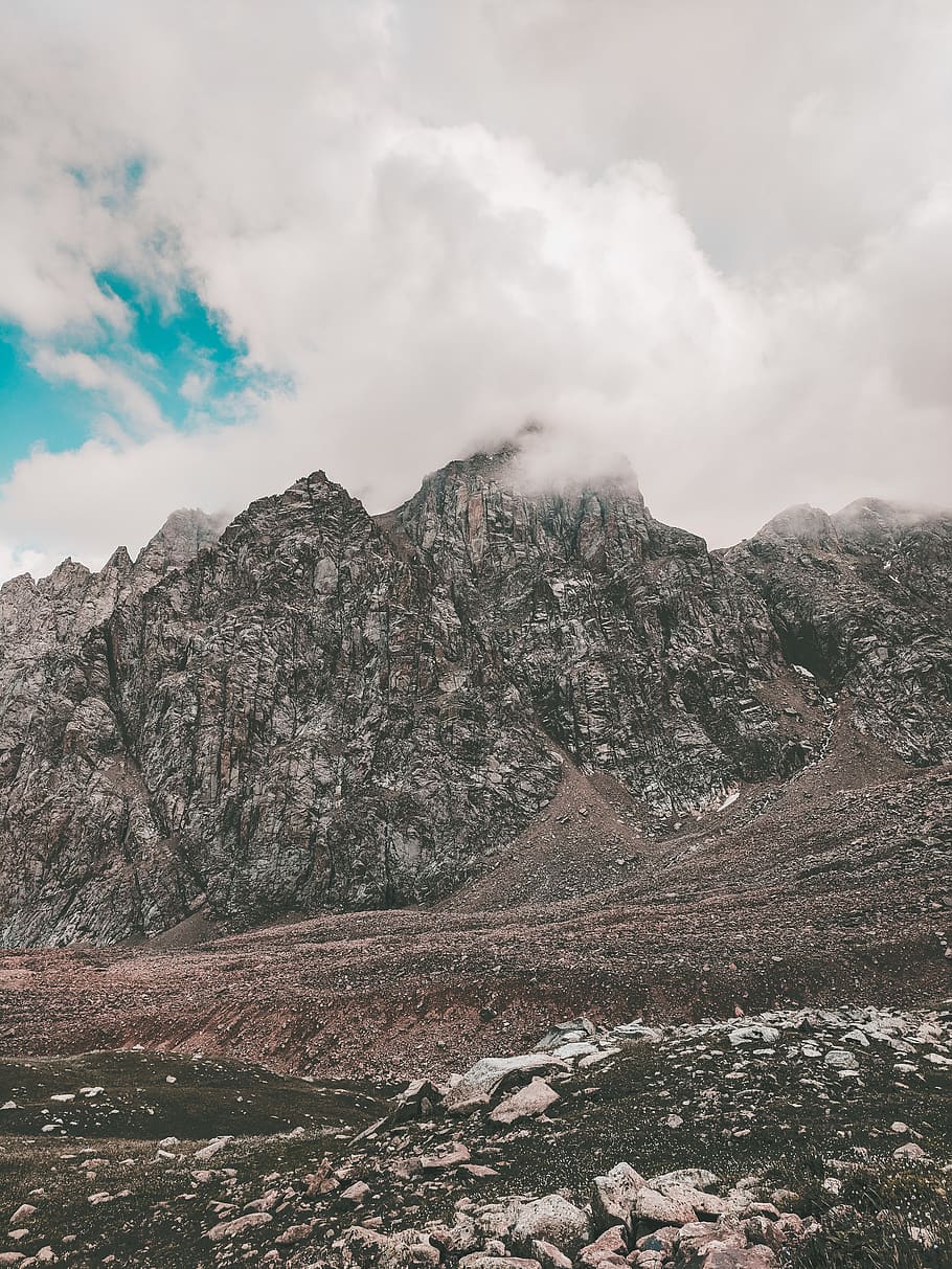 foto, rocós, muntanya, ennuvolat, cel, núvols, medi ambient, paisatge, Serra, muntanyes, naturalesa, roques, Muntanyes rocoses, escènic, pedres, núvol - cel, escenics - natura, bellesa a la natura, escena tranquil·la, escena no urbana, tranquil·litat, cap gent, dia, rock, remot, terra, geografia física, geologia, a l'aire lliure, formació, clima, clima àrid, erosionat, cim de muntanya, 4K