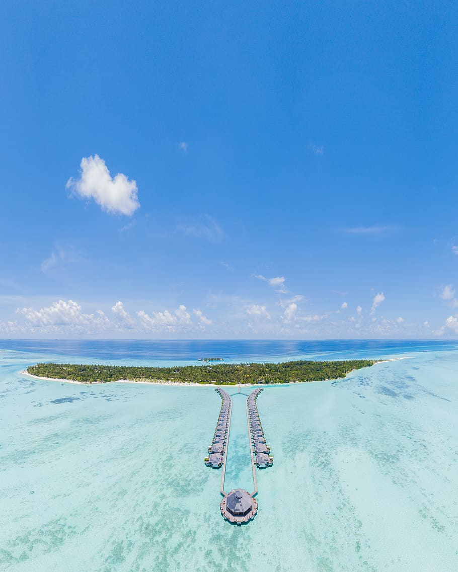 illot verd, a l'aire lliure, naturalesa, terra, mar, oceà, aigua, línia de costa, platja, Costa, illa, vista del drone, costat del mar, des de dalt, tropical, fruita tropical, beachcomber, terra tropical, vista de drone a la platja, avió no tripulat de platja, atoll, cel, escenics - natura, bellesa a la natura, núvol - cel, horitzó, horitzó sobre l’aigua, tranquil·litat, escena tranquil·la, dia, blau, idíl·lic, cap gent, escena no urbana, vaixell nàutic, 5K