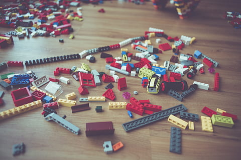 culori asortate, centralizare, blocuri, podea, jucărie, Germania, Erlangen, bloc, lego, bucăți, dispozitiv electric, conector, plastic, copil, construi, colorat, stins, de interior, a închide, cofetărie, alimente, dulciuri, grup mare de obiecte, natură moartă, masa, vedere în unghi mare, în interior, selectiv, nici o persoana, pardoseală, jucărie bloc, lemn - material, abundenţă, multi colorate, creativitate, să se concentreze asupra primelor elemente, text, reprezentare, roșu, lemn de esență tare, 5K, CC0, domeniu public, fără drepturi de autor