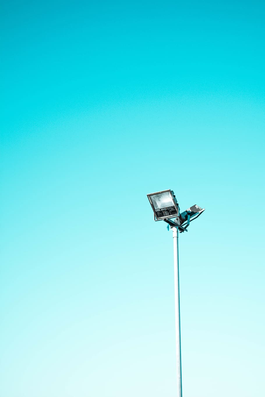 cer, albastru, post, ușoară, oţel, reflector, spațiu copie, nici o persoana, vedere unghiulară joasă, cer senin, echipamente de iluminat, natură, un singur obiect, zi, Floodlight, metal, pol, înalt - înalt, în aer liber, a închide, electricitate, lumina stradală, combustibil și generarea de energie electrică, tehnologie, fundal albastru, turcoaz colorat, 5K