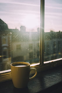 Objekte, Gebäude, bauen, Frühstück, Hipster, Glas, Fenster, schmutzig, Sonnenaufgang, Sonnenuntergang, erhebt euch, einstellen, Sonne, Abend, Morgen, schwarz, Lebensmittel, Kaffee, durch, Stadt, Tasse, Glas - Material, transparent, drinnen, Becher, Essen und Trinken, Kaffeetasse, Tag, Getränk, Erfrischung, Fokus auf den Vordergrund, keine Leute, nass, Nahansicht, Regen, fallen, Natur, Teetasse, Regentropfen, Geschirr, 5K, CC0, gemeinfrei, lizenzfrei