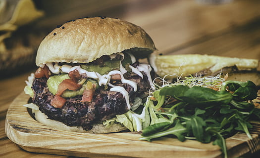Brot, Lebensmittel, Teller, Salat, Rindfleisch, Frühstück, Brötchen, Burger, Käse, Cheeseburger, Nahansicht, köstlich, Abendessen, Genießer, Fast Food, frisches Gemüse, Hamburger, Mittagessen, Mahlzeit, Fleisch, Sandwich, Snack, lecker, Tomate, Gemüse, Holzbrett, Essen und Trinken, Frische, gesundes Essen, fertig für den Verzehr, drinnen, Tabelle, Holz - Material, Wohlbefinden, keine Leute, Rucola, Essen herausnehmen, Versuchung, 5K, CC0, gemeinfrei, lizenzfrei