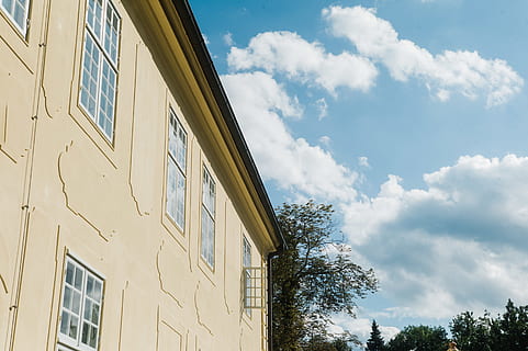 casa, castillo, nubes, cielo, exterior del edificio, árbol, arquitectura, estructura construida, nube - cielo, planta, ventana, día, vista de ángulo bajo, edificio, naturaleza, nadie, al aire libre, luz del sol, Distrito residencial, material de vidrio, ciudad, el color blanco, 2K, CC0, dominio público, libre de derechos