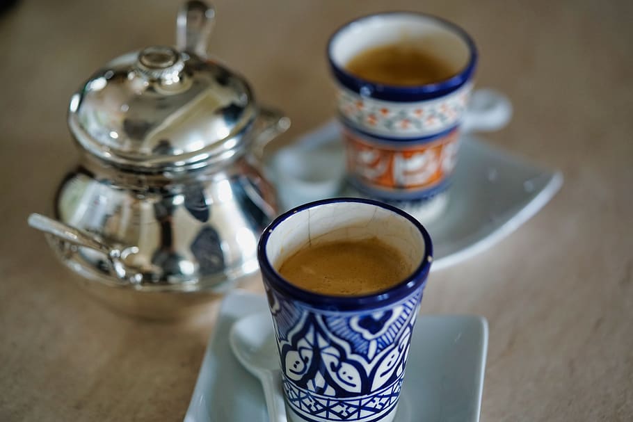 Servizio da tè 2 pezzi, tazza, tazza di caffè, ceramica, bevanda, alcool, bere, birra, piattino, caffè espresso, pentola, ristorante, bar, latte macchiato, teiera, tè, caffetteria, porcellana, arte, sugo, cibo, cibo e bevande, boccale, caffè, caffè - bevanda, rinfresco, in casa, concentrarsi sulle conoscenze acquisite, vista dall'alto, nessuno, tavolo, freschezza, avvicinamento, bevanda calda, natura morta, gruppo di oggetti, vasellame, 8K