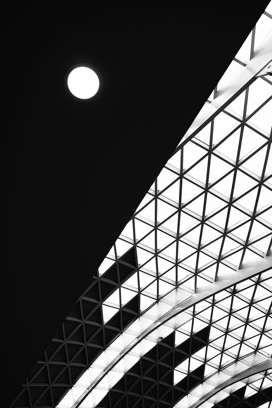 cel de la ciutat, finestra, arquitectura, estructura construïda, vista d’angle baix, cap gent, nit, il·luminat, a l'interior, patró, edifici, modern, forma geomètrica, forma, sostre, lluna, característica arquitectònica, equips d’il·luminació, cel, transport, 5K