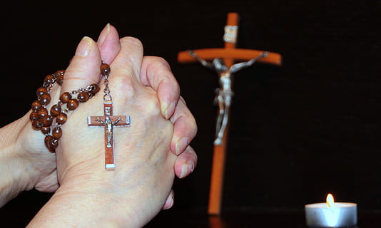 cuerda, talón, orar, humano, actividad, rosario, religioso, paz, cristianismo, sacerdote, libro, Biblia, parte del cuerpo humano, mano humana, mano, religión, cruzar, vela, creencia, espiritualidad, crucifijo, joyería, parte del cuerpo, adulto, ardiente, participación, dedo humano, dedo, lugar de adoración, fuego, símbolo, fondo negro, 4K, CC0, dominio público, libre de derechos