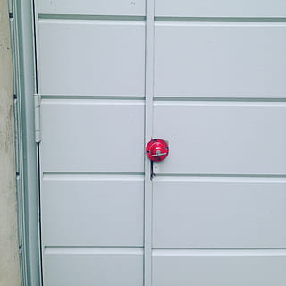 porta, vermell, seguretat, entrada, tancat, cap gent, protecció, marc complet, arquitectura, material de fusta, dia, primer pla, fons, a l'aire lliure, exterior de l'edifici, estructura construïda, perilla, senzillesa, maneta, 1080P, CC0, domini públic, lliure de regalies
