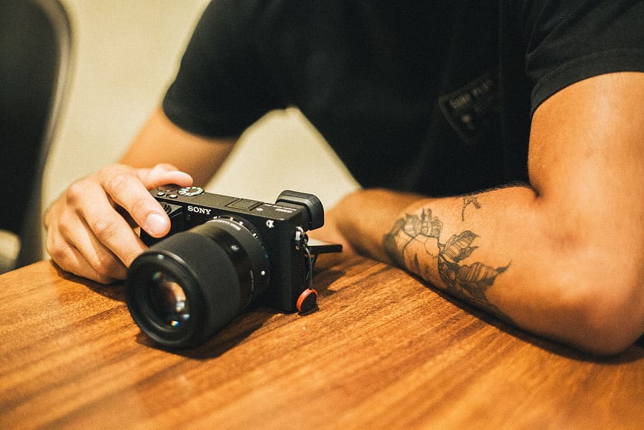 uomo, nero, camicia, pendente, tavolo, detenzione, telecamera, persona, in casa, una persona, tatuaggio, temi fotografici, macchina fotografica - attrezzatura fotografica, uomini, parte del corpo umano, occupazione, tecnologia, Sezione centrale, mano umana, mano, adulto, avvicinamento, attività, attrezzatura fotografica, Fotografare, persone reali, fotografo, Camera digitale, 5K