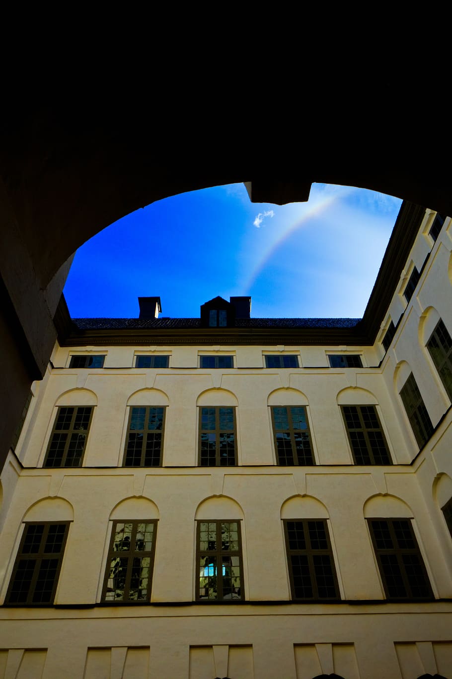 vindue, arkitektur, bygning, tagvindue, Skokloster, skokloster slot, sverige, slot, regnbue, blå, himmel, hjem indretning, gardin, lukker, lys, flare, bue, buet, hul, klokke tårn, lav vinkel visning, bygget struktur, bygning udvendig, ingen mennesker, natur, glas - materiale, udendørs, sky - himmel, dag, rejse, fortiden, historie, gammel, 5K