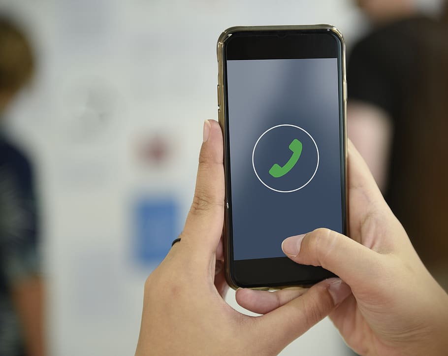 blank, pause, forretning, kamera, fange, mobiltelefon, glad, kommunikere, meddelelse, forbindelse, kopiere plads, design rum, apparat, digital, digital enhed, tom, grafisk, hænder, holde, liv, livsstil, trådløs teknologi, teknologi, bærbar informationsenhed, smart telefon, menneskelig hånd, bedrift, voksen, ved hjælp af telefon, fokus på forgrunden, telefon, tæt på, menneskelig kropsdel, en person, hånd, skærm, indendørs, touch screen, mobil app, finger, 4K