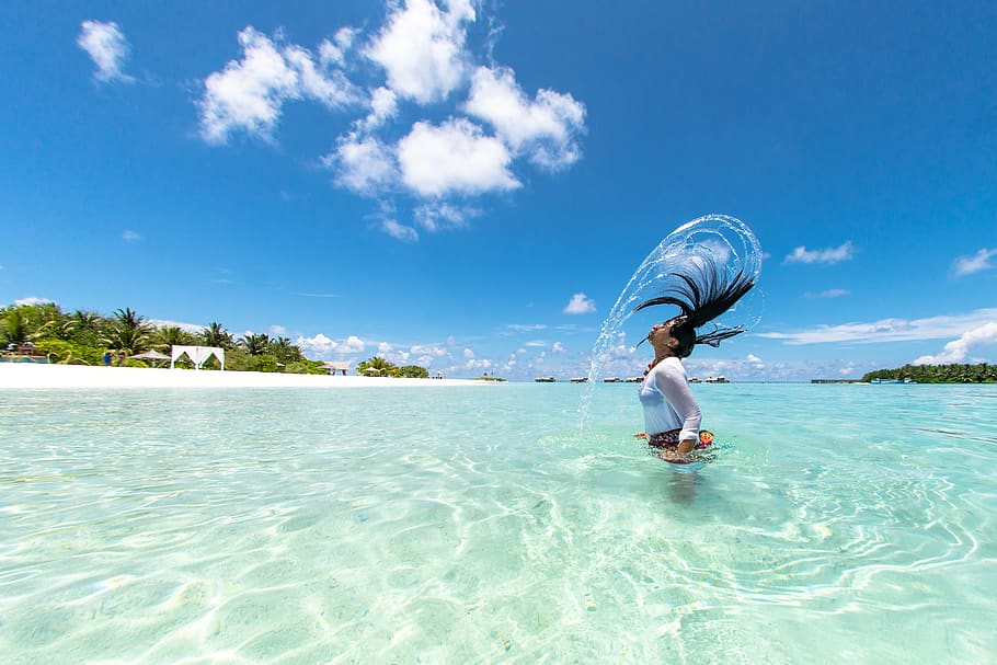 foto, dona mig cos, submergit, cos, aigua, platja, blau, núvols, la llum del dia, diversió, pèl de pèl, festa, oci, maldives, oceà, gent, persona, recreació, relaxació, Resort, sorra, escènic, mar, vora del mar, cel, estiu, nedar, arbres, tropical, turquesa, vacances, dona, una persona, persones reals, bellesa a la natura, estils de vida, davant del mar, viatge, activitat d'oci, núvol - cel, naturalesa, escenics - natura, dia, dones, a l'aire lliure, pentinat, 2K