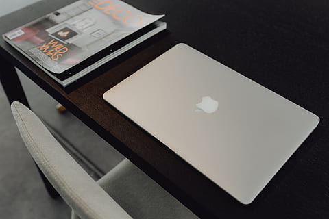 élégant, espace de travail, ordinateur macbook, maison, studio, technologie, ordinateur, macbook, La technologie, bureau, portable, travail, à l'intérieur, personne, table, fermer, vente au détail, vue grand angle, la communication, texte, affaires, bloc note, tablette numérique, la finance, nature morte, livre, papier, Les données, publication, lien, le consumérisme, 4K, CC0, domaine public, libre de droits