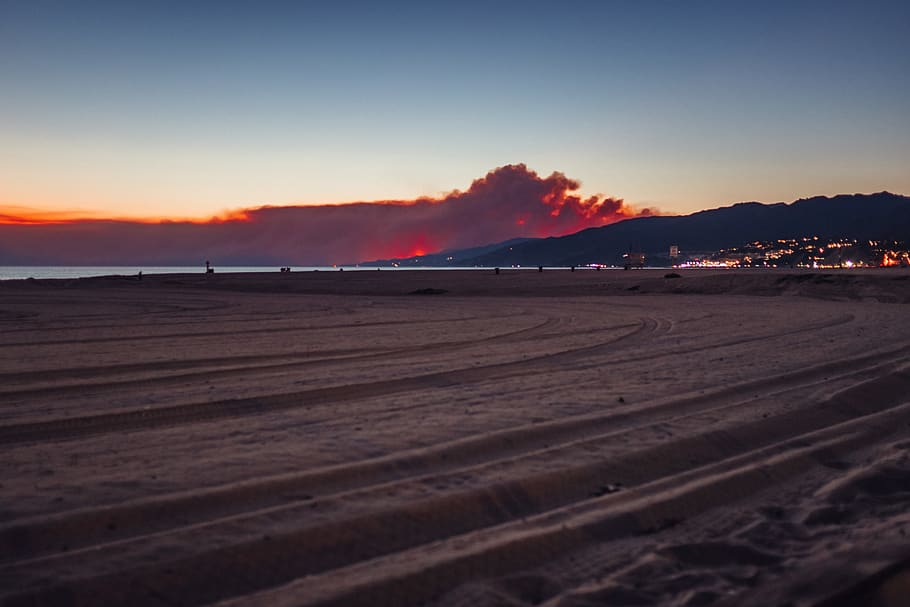 Sand am Strand, Natur, draußen, Himmel, Santa Monica, Dämmerung, Ocean Front Walk, Vereinigte Staaten, Sonnenuntergang, roter Himmel, Landschaft, Land, Strand, Gebäude, Boden, Sonnenaufgang, Wolke, Flughafen, Schönheit in der Natur, Szenen - Natur, ruhige Szene, Ruhe, Sand, Wasser, Berg, wolke - himmel, Meer, keine Leute, orange Farbe, Silhouette, 4K