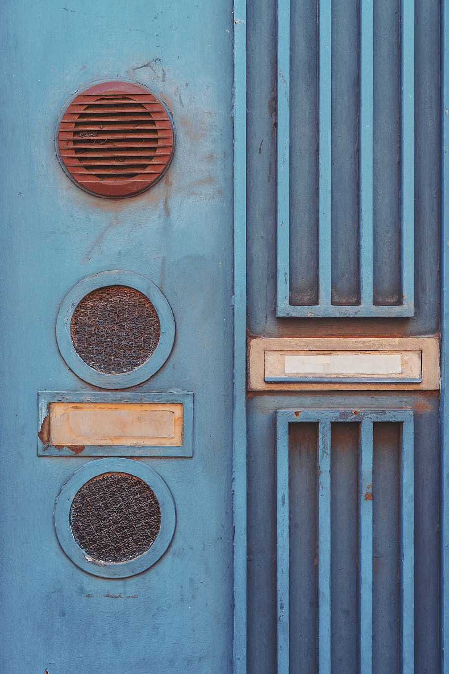 decoració de la llar, porta, finestra, òxid, cortina, obturador, ombra de la finestra, blau, geometria, bústia, símbol, barana, logotip, marca comercial, graella, esfera, emblema, cap gent, dia, arquitectura, cercle, forma geomètrica, estructura construïda, forma, tancat, metall, seguretat, protecció, exterior de l'edifici, funció de construcció de parets, primer pla, a l'aire lliure, vell, edifici, conducte d'aire, Molt cansat, 5K