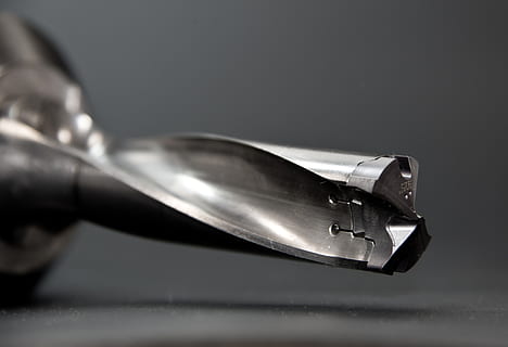 close, photograph, drill bit, 925, close-up, macro, metal, silver, stainless steel, indoors, single object, studio shot, no people, silver colored, shiny, retro styled, selective focus, colored background, silver - metal, equipment, technology, steel, two objects, car, luxury, focus on foreground, chrome, 4K, CC0, public domain, royalty free