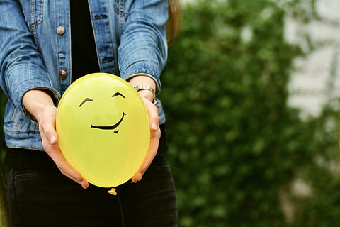 Palloncino, mani, relazione, umano, donna, amicizia, ricerca del partner, insieme, conservare, singolo, pubblicità dei partner, contatto, ridere, smiley, comunicazione, registrare il contatto, una persona, Sezione centrale, detenzione, concentrarsi sulle conoscenze acquisite, abbigliamento casual, in piedi, persone reali, mano, faccina antropomorfa, sorridente, parte del corpo umano, giorno, mano umana, adulto, vista frontale, viso, natura, volto antropomorfico, stili di vita, all'aperto, 5K, CC0, dominio pubblico, privo di copyright