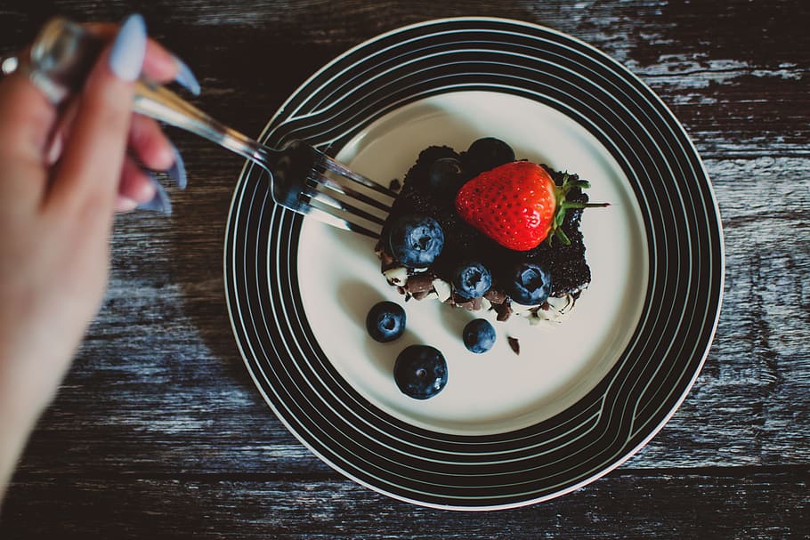 pastís de maduixa, baies, esmorzar, pastís, pastís de xocolata, pastisseria, deliciós, postres, epicure, menjar, forquilla, des de dalt, fruites, mà, placa, maduixa, dolç, taula, saborós, fruites de baies, menjar i beguda, mà humana, fruita, frescor, alimentació saludable, benestar, part del cos humà, una persona, a l'interior, estri de cuina, utensili per menjar, nabiu, material de fusta, primer pla, celebració, temptació, dit, 5K