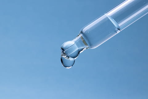 apă, prelinge, macro, închide, cădere brusca, albastru, curat, frumuseţe, produse cosmetice, îngrijire, igienă, a închide, spațiu copie, mancare si bautura, un singur obiect, ştiinţă, studio shot, experiment științific, nici o persoana, natură, tehnologie, sănătate și medicină, în interior, alimente, cercetare, fundal albastru, transparent, sticlă, argintiu colorat, 5K, CC0, domeniu public, fără drepturi de autor