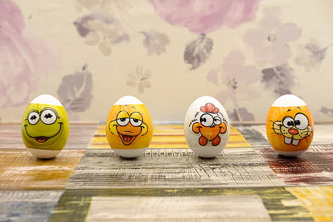Ostereier, Ostern, Osterfeier, Ei, bunt, Farbe, Frosch, Ente, Hase, hahn, Hähnchen, Stillleben, Darstellung, keine Leute, Tabelle, Gelb, Kreativität, Kunst und Handwerk, Nahansicht, drinnen, menschliche Darstellung, Lebensmittel, Gruppe von Objekten, Tag, Essen und Trinken, Seite an Seite, Spielzeug, Fokus auf den Vordergrund, anthropomorphes smileygesicht, anthropomorph, 5K, CC0, gemeinfrei, lizenzfrei