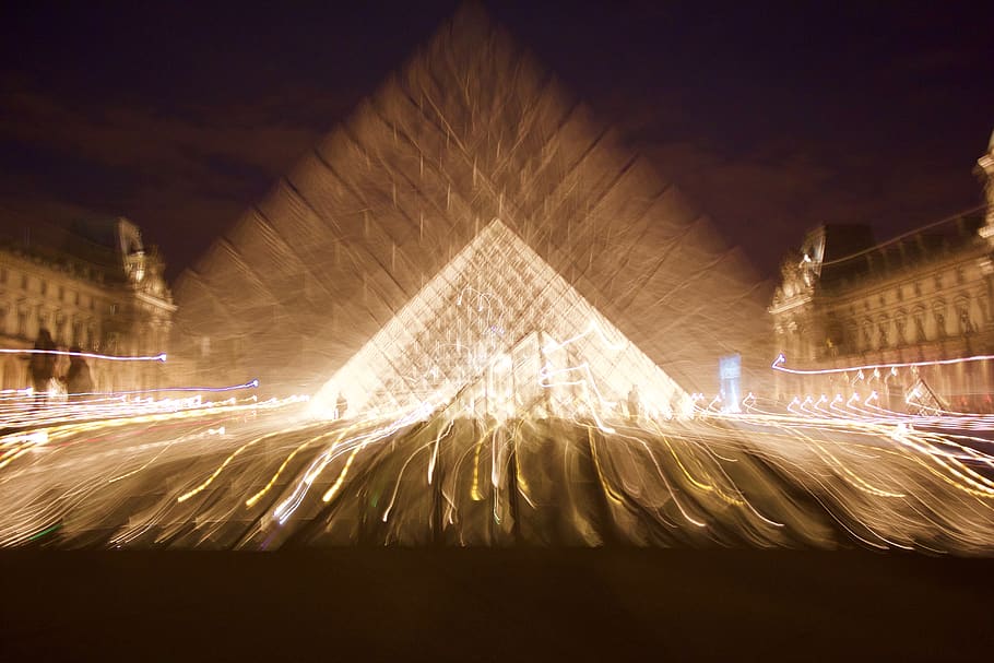 Louvre, paris, llum, pyramide, nit, moviment, il·luminat, arquitectura, moviment borrós, exposició llarga, ciutat, velocitat, estructura construïda, sender lleuger, exterior de l'edifici, cap gent, destinacions de viatge, brillant, carrer, transport, naturalesa, vida de ciutat, viatjar, 5K