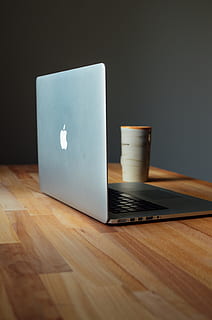 Büro, Computer, Mac, Laptop, Schreibtisch, Kaffee, drinnen, Tabelle, Holz - Material, Stillleben, keine Leute, kabellose Technologie, Technologie, Tasse, Becher, Verbindung, Essen und Trinken, Getränk, Kaffeetasse, Nahansicht, kopieren sie platz, Kaffee trinken, Kommunikation, Holz, leer, 4K, CC0, gemeinfrei, lizenzfrei
