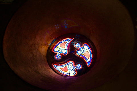 Francia, Pérouges, bicchiere, luce, colore, Chiesa, mistico, ambiance, interno, vetro colorato, in casa, multicolore, nessuno, avvicinamento, forma geometrica, cerchio, arte e artigianato, vetro - materiale, sfondo nero, creatività, forma, buio, illuminato, mestiere, modello, religione, spiritualità, direttamente sotto, soffitto, lampada elettrica, 5K, CC0, dominio pubblico, privo di copyright