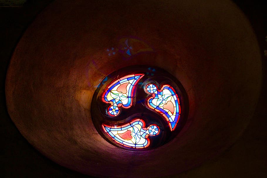 Francia, Pérouges, bicchiere, luce, colore, Chiesa, mistico, ambiance, interno, vetro colorato, in casa, multicolore, nessuno, avvicinamento, forma geometrica, cerchio, arte e artigianato, vetro - materiale, sfondo nero, creatività, forma, buio, illuminato, mestiere, modello, religione, spiritualità, direttamente sotto, soffitto, lampada elettrica, 5K