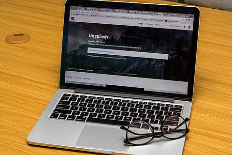 macbook, Mac, maçã, computador portátil, mesa, unsplash, tecnologia sem fio, computador, tecnologia, comunicação, conexão, equipamentos de informática, monitor de computador, Internet, dispositivo de informação portátil, teclado, dentro de casa, rede de computadores, ninguém, portabilidade, mobília, teclado de computador, tela, visor de cristal líquido, prateado colorido, 5K, CC0, domínio público, royalty free