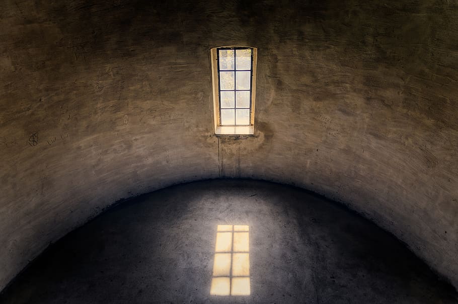 plads, tårn, rund, vindue, arkitektur, minimalistisk, tom, lys, skygge, facade, gammel, humør, antik, murværk, belysningsudstyr, bygget struktur, belyst, lav vinkel visning, indendørs, ingen mennesker, bygning, historie, murbygningsfunktion, fortiden, bue, væg, dag, sollys, religion, loft, elektrisk lampe, 5K