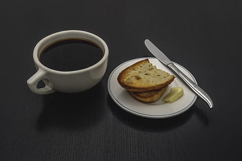 śniadanie, Kawa, czarny, biały, toast, ranek, jedzenie i picie, jedzenie, odświeżenie, naczynie do jedzenia, Puchar, drink, kubek, świeżość, naczynie kuchenne, filiżanka kawy, wewnątrz, martwa natura, stół, łyżka, chleb, żadnych ludzi, kawa - napój, Gotowy do jedzenia, posiłek, porcelana, czarne tło, nóż stołowy, filiżanka herbaty, 2K, CC0, domena publiczna, darmowe zdjęcia
