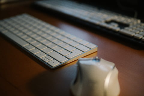 Arbeitsplatz, Tastatur, Apfel, Arbeit, Studio, Platz, minimal, Minimaler Arbeitsbereich, minimales Studio, Computer, Computerausrüstung, Computer Tastatur, Technologie, kabellose Technologie, Laptop, Kommunikation, Verbindung, Geschäft, Tabelle, drinnen, Nahansicht, Internet, Schreibtisch, Computernetzwerk, Möbel, Ausrüstung, keine Leute, Computerbildschirm, globale Kommunikation, Telearbeit, Computerschlüssel, 5K, CC0, gemeinfrei, lizenzfrei