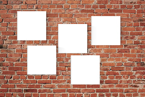 plakat, ramme, væg, mursten, murstens væg, blank, murbygningsfunktion, kopiere plads, hvid farve, arkitektur, ingen mennesker, reklame, bygget struktur, baggrunde, papir, tekstureret, meddelelse, gruppe af objekter, indendørs, billboard, skilt, besked, markedsføring, 2K, CC0, offentligt domæne, royaltyfrie