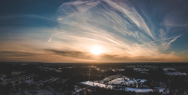 fugl, øyeutsikt, himmel, soloppgang, skyer, kald, idylliske, landskap, natur, panorama, scenisk, årstid, solnedgang, by, trær, vinter, bygge eksteriør, arkitektur, bygget struktur, bybildet, sky - himmel, bygning, boligområde, fylt, flybilde, vann, sollys, sol, høy vinkel visning, horisont, utendørs, 5K, CC0, offentlig domene, opphavsrett gratis